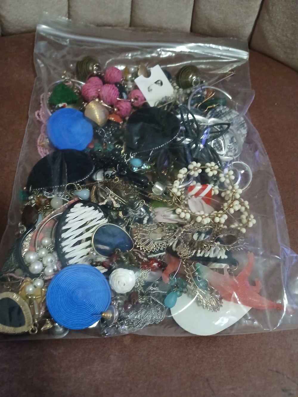 1 lb Women's Fashion Paired Earrings